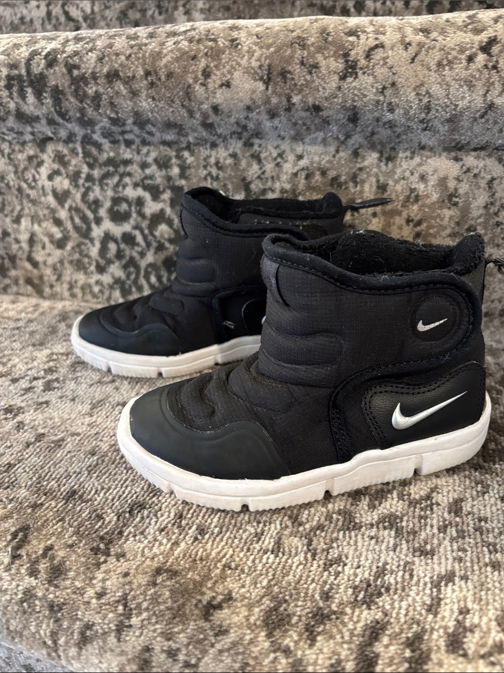 Nike kids sneaker boots size 9T